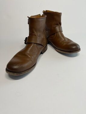 Frye Tyler Engineer zip up ankle boot cognac 8.5m